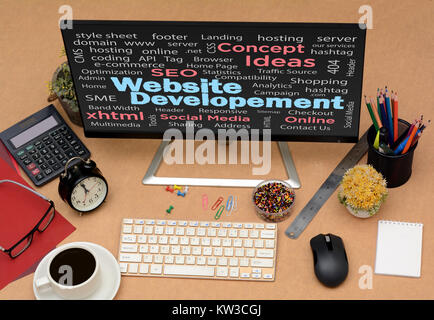 Web site Entwicklung Worte Collage auf Arbeitsplatz. Stockfoto