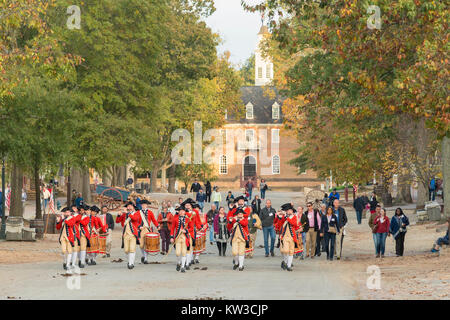 Colonial Williamsburg Fife und Drum Corps in Herzog von Gloucester Straße marschieren. Stockfoto