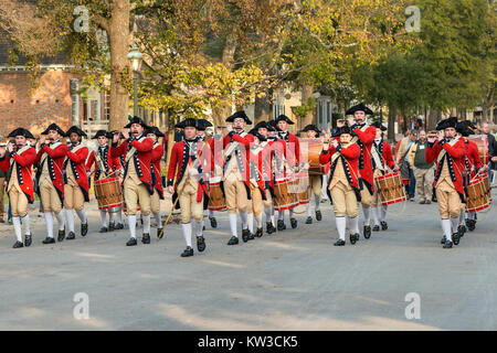 Colonial Williamsburg Fife und Drum Corps in Herzog von Gloucester Straße marschieren. Stockfoto