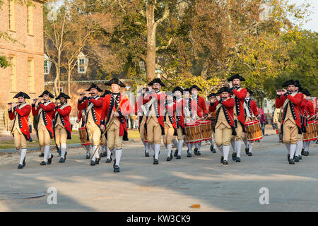 Colonial Williamsburg Fife und Drum Corps in Herzog von Gloucester Straße marschieren. Stockfoto