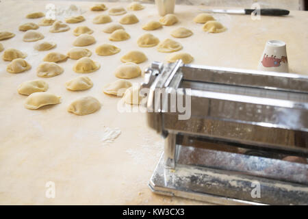 Handgemachte Tortellini mit Teig zu Hause gemacht Stockfoto