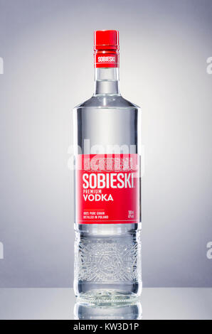 Sobieski Premium Wodka auf Farbübergang Hintergrund isoliert. Sobieski ist der polnische Marke Wodka aus Roggen, benannt nach Johann III. Sobieski hergestellt. Stockfoto