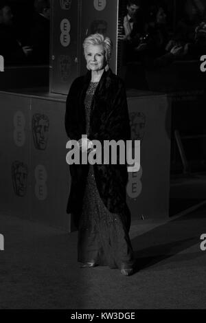 LONDON - Feb 14, 2016: (Bild digital geändert werden monochrom) Julie Walters besucht die EE Bafta British Academy Film Awards am Royal Opera House am 14.Februar 2016 in London. Stockfoto