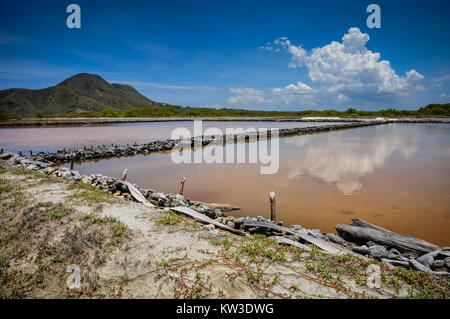 Verdampfung Teiche an natürlichen Meer Salt Flats in der Dominikanischen Republik. Stockfoto