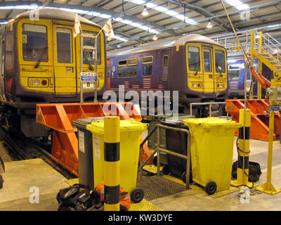 Klasse 319 EMUs 319446 und 319438 stehen innerhalb der ehemaligen First Capital Connect Depot an cauldwell Spaziergang, Bedford auf 28/03/2010. Stockfoto