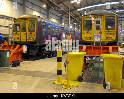 Klasse 319 EMUs 319446 und 319438 stehen innerhalb der ehemaligen First Capital Connect Depot an cauldwell Spaziergang, Bedford auf 28/03/2010. Stockfoto