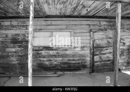 Verfallene Store Front aus Holz, mit zwei Pfosten, in Schwarz und Weiß Stockfoto