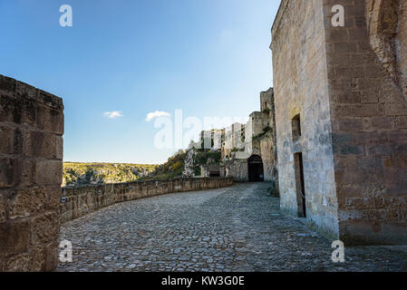 Eine Stadt auf einem Felsvorsprung und ein Komplex von Höhlenwohnungen in den Bergen Stockfoto