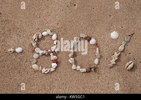 Text 80 Prozente auf Sand von Shell am Meeresufer. Konzept für grosse Verkäufe oder schwarzer Freitag Stockfoto