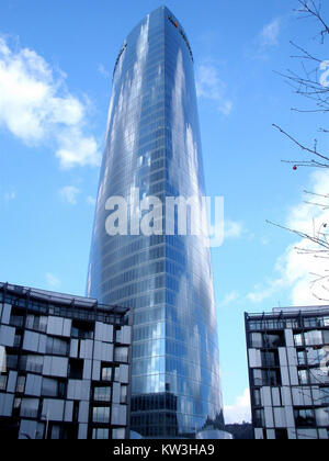 Der Torre Iberdrola ist ein 165 Meter hoher Wolkenkratzer in Bilbao, Spanien. Entworfen vom Architekten CÃ Pelli, dient es als Hauptsitz des Energieunternehmens Iberdrola. Das Gebäude verfügt über 41 Etagen, darunter fünf unterirdische Stockwerke, und verfügt über 50.000 Quadratmeter Bürofläche. Das 2012 offiziell eingeweihte Gebäude gilt als das höchste Gebäude im Baskenland und ist für sein nachhaltiges Design mit LEED Platinum-Zertifizierung ausgezeichnet. Stockfoto
