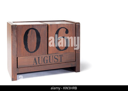 Holz- Ewiger Kalender zum 6. August eingestellt Stockfoto