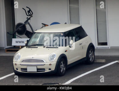 Der BMW MINI (R50) ist ein Kompaktfahrzeug, das von 2001 bis 2006 hergestellt wurde. Das Frontdesign besticht durch eine einzigartige, runde Scheinwerferanordnung, eine Signatur der Marke MINI, die Retro-Stil mit moderner Technik verbindet. Stockfoto