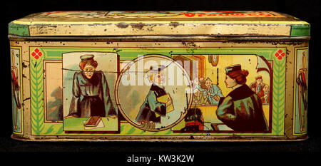 Historisches Bild einer Zinnverpackung für 100 Zigarren aus der Zeit um 1915. Die Verpackung spiegelt die Design- und Vermarktungsmethoden des frühen 20. Jahrhunderts wider, die für die Lagerung und den Vertrieb von Zigarren verwendet wurden. Stockfoto