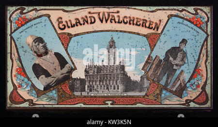 Diese Abbildung zeigt einen Blechbehälter, der für die Verpackung von 50 Zigarren verwendet wurde, aus der Zeit um 1910. Der Behälter repräsentiert Verpackungstechniken aus dem frühen 20. Jahrhundert, die häufig für Tabakprodukte verwendet werden, und spiegelt das Design und die Markenästhetik dieser Zeit wider. Stockfoto