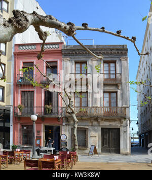 Passeig de Dintre 8-10 ist ein Ort in Blanes, einer Stadt an der Costa Brava in Katalonien, Spanien. Die Stadt ist bekannt für ihre mediterranen Strände, botanischen Gärten und ihr kulturelles Erbe. Stockfoto