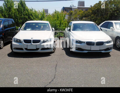 Der BMW 320i ist ein Modell der 3er-Baureihe, speziell aus den Generationen E90 und F30. Die Front besticht durch eine schlanke, moderne Ästhetik mit dem charakteristischen BMW Nierengitter, scharfen Scheinwerfern und dynamischem Stoßfänger. Stockfoto