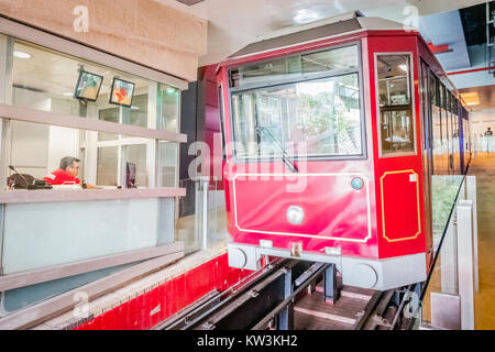 Hong Kong Peak Tram Eingang Aufstellung Stockfoto