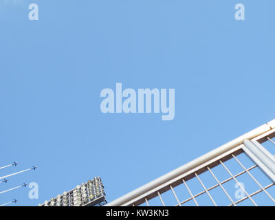 Die Blue Impulse ist das Kunstflugdemonstrationsteam der Japan Air Self-Defense Force. Im Jahr 2014 führten sie einen Überflug des Tokioter Nationalstadions durch, bei dem sie ihre Präzisionsflugfähigkeiten während einer öffentlichen Veranstaltung unter Beweis stellten. Stockfoto