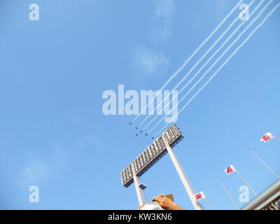 Die Blue Impulse sind das Kunstflugteam der japanischen Luftwaffe. 2014 führten sie im Rahmen der Feierlichkeiten einen spektakulären Überflug des Tokioter Nationalstadions durch. Das Display zeigte das präzise Fliegen und die legendären Formationsfähigkeiten des Teams. Stockfoto