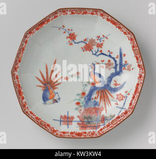 Dieses Bild zeigt ein dekoratives Objekt, ein Brett mit einem Zweig mit roten Blumen und einem Paradiesvogel, ausgestellt im Rijksmuseum. Die Arbeiten spiegeln künstlerischen Stil, Natur und ornamentales Design wider. Stockfoto