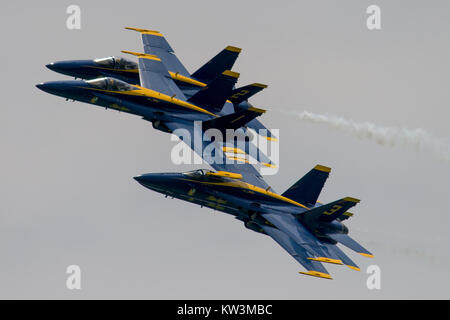 Die Blue Angels, die Flugdemonstrationsschwadron der United States Navy, führen Kunstflugmanöver über Pensacola Beach durch und zeigen ihr Präzisionsfliegen und das Können der Piloten während der Flugschau. Stockfoto
