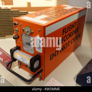 Der Black Box Cockpit Voice Recorder, Modell AV557D, ist ein wesentlicher Bestandteil der Flugsicherheit. In den 1990er Jahren wurde es von Sunderstrand Data Control, Inc. Hergestellt und zeichnet die Kommunikation im Cockpit während des Fluges auf. Stockfoto
