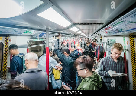Passagiere in Hong Kong MTR-Bahnhof Stockfoto