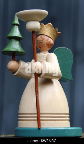 Bornkinnel Figur ist ein traditionelles Volkskunstwerk aus dem Erzgebirge in Deutschland. Diese Zahl ist Teil des reichen kulturellen Erbes der Region und spiegelt die Handwerkskunst der areaâ in Holz und dekorativer Kunst wider. Stockfoto