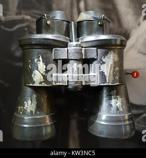 Die 7x50 Ferngläser von Leitz, die im U-505 Museum of Science and Industry in Chicago ausgestellt wurden, wurden zur Navigation und Beobachtung auf U-Booten eingesetzt. Die U-505 ist ein deutsches U-Boot aus dem Zweiten Weltkrieg, das im Museum ausgestellt wird. Stockfoto