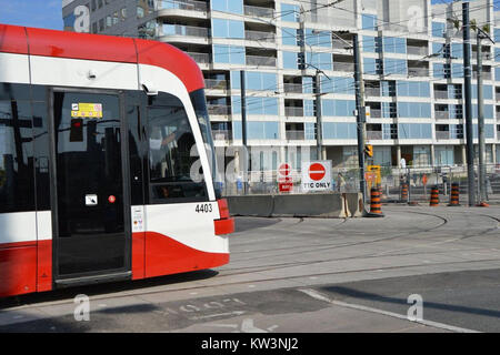 Das Bombardier LRV (Light Rail Vehicle) 4403 ist an der Kreuzung Spadina und Queens Quay in Toronto, Kanada, zu sehen. Das Fahrzeug ist Teil der Flotte der Toronto Transit Commission und bietet Transitdienste auf Straßenbahnstrecken an. Stockfoto