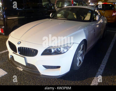 Der BMW Z4 (E89), der mit 3D-Design-Teilen ausgestattet ist, präsentiert bei Nacht eine markante Vorderansicht und zeigt sein dynamisches Design und seine Hochleistungsmerkmale. Stockfoto