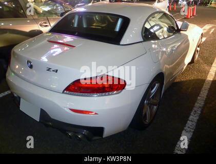 Der BMW Z4 (E89) ist ein luxuriöser Sportwagen mit schlanken 3D-Designteilen. Dieses Bild zeigt die Rückansicht des Fahrzeugs bei Nacht und unterstreicht seine moderne Ästhetik und Designinnovation. Stockfoto