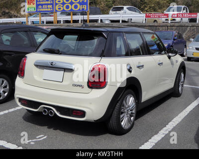 Foto der Rückansicht des BMW MINI COOPER S 5-Türer (F55) mit seinem Design und seinen unverwechselbaren Merkmalen. Stockfoto