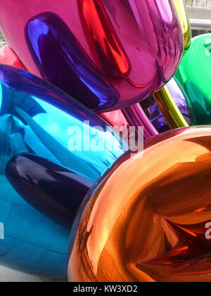 Jeff Koons' „Tulpen“, die im Guggenheim Museum in Bilbao ausgestellt werden, ist eine lebendige und großformatige Skulptur, die für ihre glänzende Oberfläche und die spielerische Interpretation von Blumen in der modernen Kunst bekannt ist. Stockfoto