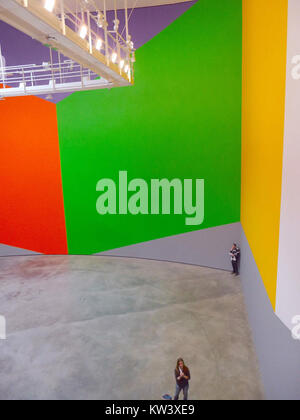 Diese Wandzeichnung von Sol LeWitt mit dem Titel „Geometric Forms“ ist im Museo Guggenheim Bilbao ausgestellt. Es repräsentiert LeWitts konzeptionellen Kunststil mit einem Fokus auf geometrische Formen und Minimalismus. Stockfoto