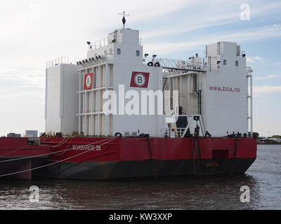 Die Boabarge 35 ist ein großer Binnenschiff am Nieuwe Maas River in den Niederlanden. Es wird häufig für Transport und Versand verwendet. Der Fluss Nieuwe Maas, eine wichtige Ausbreitungsstelle des Rheins, ist eine wichtige Wasserstraße, die Rotterdam mit der Nordsee verbindet. Die Boabarge 35 ist eine der vielen Lastkähne, die diese wichtige Wasserstraße befahren und so zu Handel und Handel in der Region beitragen. Stockfoto