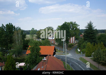 Dieses Foto zeigt eine Nordansicht vom Kirchturm in Proschim, Deutschland. Das Bild zeigt die umliegende Landschaft, einschließlich lokaler Architektur und der ländlichen Umgebung der Stadt. Stockfoto