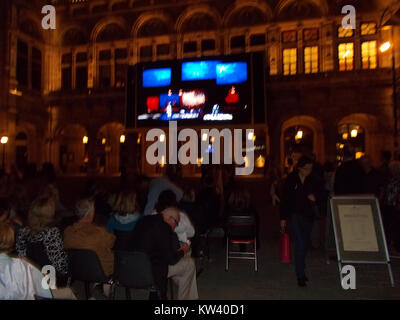Eine große Leinwand vor der Wiener Staatsoper bietet eine Plattform für Live-Auftritte und -Übertragungen. Das Hotel befindet sich vor dem Opernhaus und ermöglicht Passanten, Opernveranstaltungen und kulturelle Veranstaltungen zu genießen und so ein öffentliches Erlebnis zu schaffen. Die Leinwand trägt zur Zugänglichkeit der Hochkultur bei und macht Aufführungen einem breiteren Publikum in Wien zugänglich. Stockfoto
