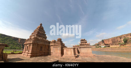 Der Bhutnath-Tempel, ein bedeutender Hindutempel, ist auf diesem Foto mit Blick auf die Rückseite festgehalten. Das Hotel befindet sich in Indien und ist ein Beispiel für die klassische hinduistische Tempelarchitektur mit komplizierten Schnitzereien und einer starken spirituellen Präsenz. Stockfoto