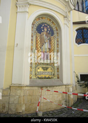 Ein Foto von Johannes von Nepomuk in Stadtparre, Graz, Österreich, mit der dem heiligen geweihten Statue. Diese religiöse Figur wird mit einem historischen Denkmal geehrt, das das religiöse Erbe der Region symbolisiert. Stockfoto
