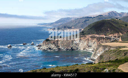 Die Bixby Creek Bridge in Big Sur, Kalifornien, wurde im Juli 2016 aufgenommen. Die berühmte Brücke ist ein bekanntes Wahrzeichen am kalifornischen Highway 1, bekannt für ihr atemberaubendes architektonisches Design und die malerische Lage. Stockfoto