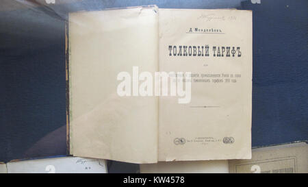 Dieses Foto aus dem Boblovo Museum, aufgenommen 2016, fängt einen Moment aus seiner Sammlung historischer Artefakte ein. Das Museum beleuchtet das kulturelle und historische Erbe der Region durch seine Ausstellungen. Stockfoto