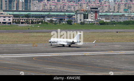 Bombardier BD 700 Global Express N 899 CH geparkt in Taipei Songshan Airport 20160924 ein Stockfoto