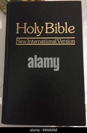Die New International Version (NIV) Bibel ist eine weit verbreitete englische Übersetzung der christlichen Bibel. Es ist bekannt für sein Gleichgewicht zwischen Lesbarkeit und Genauigkeit, das es einem breiten Publikum zugänglich macht und gleichzeitig die Originaltexte treu hält. Stockfoto