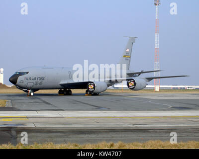 Die Boeing KC-135R Stratotanker ist ein militärisches Luftbetankungsflugzeug der United States Air Force (USAF). Dieses Flugzeug, das mit der Nummer 23556 identifiziert wird, spielt eine entscheidende Rolle für die Luftmobilität und die Kampfbereitschaft. Stockfoto