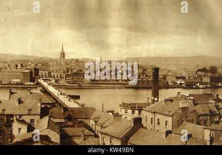 Alte LONDONDERRY (Derry) NORDIRLAND, einen Blick auf die Stadt, in der 1933 eine Brücke über den Fluss Foyle genommen Stockfoto