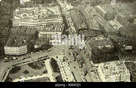 Die Market Street, Manchester, England aus der Luft 1933, alte Straßenbahnen und Busse Stockfoto