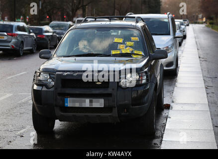 Nummernschild PIXELATED VOM PA-BILD SCHREIBTISCH Parkplatz Ausschreibung festgesetzten Strafen an der Windschutzscheibe eines Land Rover Freelander auf Süden Kutschfahrt im Hyde Park, London angeschlossen sind. Stockfoto