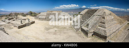 Weiten Panoramablick von Monte Alban, einem großen Präkolumbianischen archäologischen Stätte, Santa Cruz Stateб Xoxocotlan Gemeinde, Oaxaca, Mexiko. Gehört zu Th Stockfoto