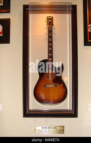 Bob Dylans ikonische Gibson-Gitarre, die im Hard Rock Cafe in den Niagarafällen ausgestellt wird, zeigt ein bedeutendes Stück musikalischer Geschichte. Dylan ist ein bekannter amerikanischer Singer-Songwriter, der für seinen Einfluss auf Musik und Kultur bekannt ist. Stockfoto